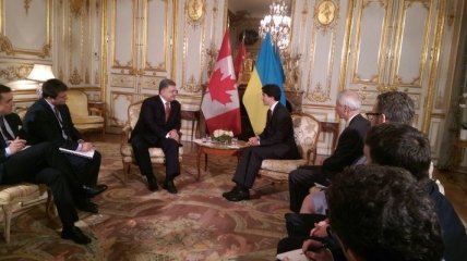 Порошенко обсудил с премьером Канады упрощение визового режима