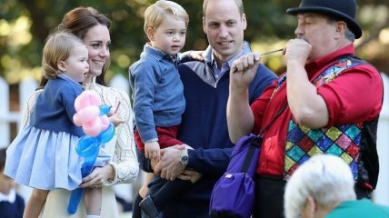 Новые фото принца Джорджа и принцессы Шарлотты: малыши повеселились на детской вечеринке (ФОТО)