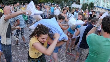 В Луганске устроили массовый бой подушками