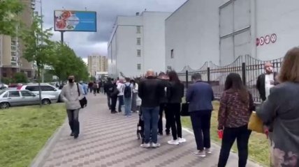 Вакцинация идет полным ходом: огромную очередь у МВЦ в Киеве сняли с воздуха на видео