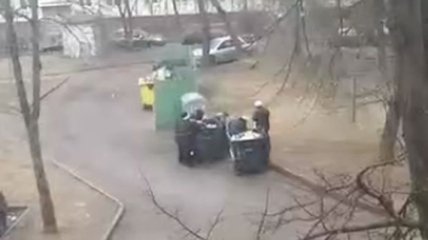 Этого не покажут по ТВ: в Минске сняли на видео роющихся в мусорнике пенсионеров
