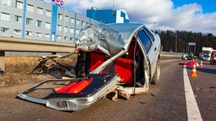 ДТП під Києвом: легковик розірвало на дві частини (Відео)