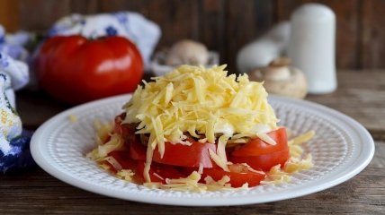 Закуска з помідорів, сиру та грибів — відмінний "утамовувач" голоду