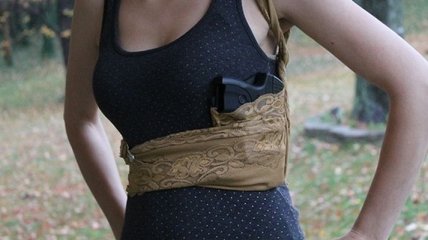 Представлена женская кобура для скрытого ношения оружия под облегающей одеждой (Видео)