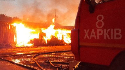 В Харькове произошел эпичный пожар: огонь уничтожил здание площадью с два баскетбольных поля (фото, видео)