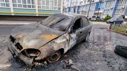 Во дворе ЖК в Киеве устроили масштабный пожар: машины горели одна за другой (фото)