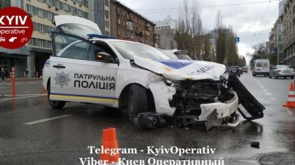 Патрульные Киева разбили машину в тройном ДТП по пути на место другой жесткой аварии (фото, видео)