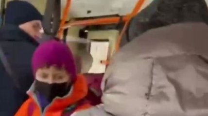 Женщины устроили драку в троллейбусе из-за замечания ребенку: видео происшествия в Одессе попало в сеть
