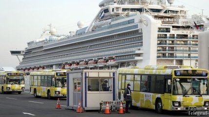 "Зараженный" лайнер у берегов Японии: последняя группа людей покинула судно