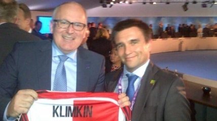 Климкину подарили именную футболку на саммите НАТО