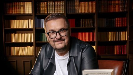 Олександр Пономарьов зі своєю книгою