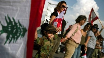 В Ливане люди взялись за руки, символизируя национальное единство (Видео)