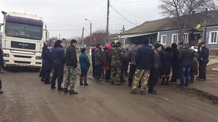 В Николаевской области жители перекрыли трассу с требованием ее ремонта