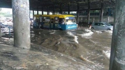 Через зливу київські комунальники працюють в посиленому режимі