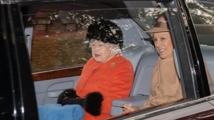 Не сдержала слово: королева Елизавета II не отказалась от меха (Видео)