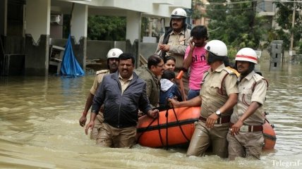 Из-за масштабного наводнения в Индии погибли сотни людей