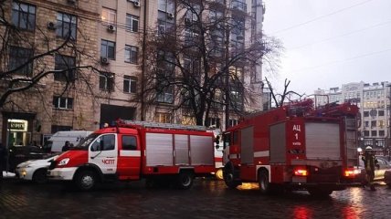 В самом центре Киева горит здание у гостиницы "Днепр"
