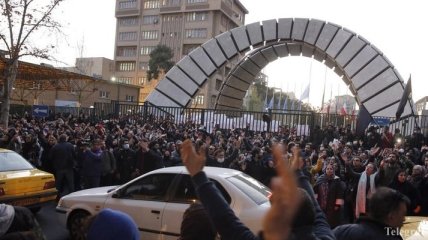 В Иране протестуют из-за авиакатастрофы самолета МАУ: силовики применили светошумовые гранаты