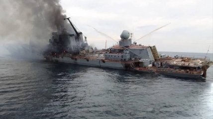 Горить крейсер "Москва"