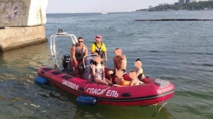 В Одессе трое детей чуть не утонули в море, катаясь на катамаране