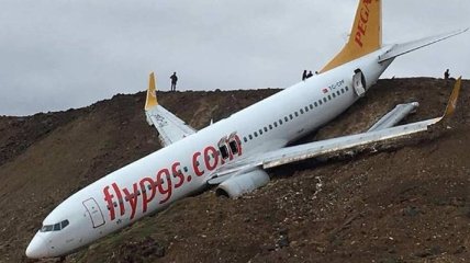 В Турции самолет скатился со взлетной площадки и чуть не упал в море