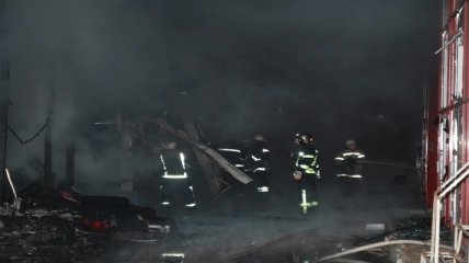 Сгорели десятки магазинов: спасатели показали новые кадры масштабного пожара в ТЦ  Харькова