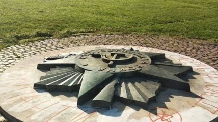 В РФ возмущены демонтажом советской звезды во Львове: в Кремле озвучили позицию