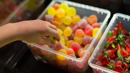 Лайфхаки, як змусити дитину менше їсти солодощів