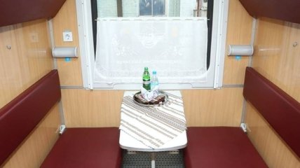 "Укрзализныця" ввела единую цену на напитки в поездах