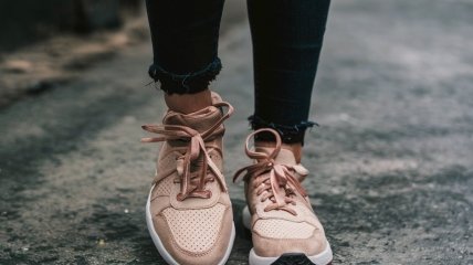 Новая обувь довольно часто может натирать (изображение создано с помощью ИИ)