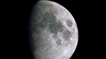 Ученые видели загадочные объекты около Луны