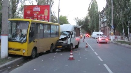 2 маршрутки столкнулись в Херсоне, 3 пассажира пострадали