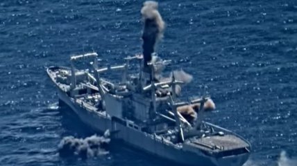 В Тихом океане потопили списанный десантный корабль (Видео)