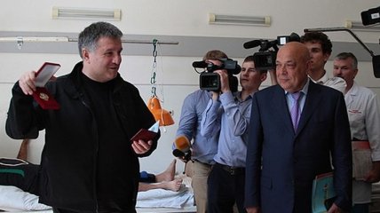 Аваков посетил раненых в перестрелке в Мукачево силовиков