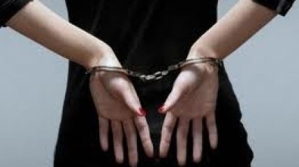 Родителей арестовали за попытку напугать дочь