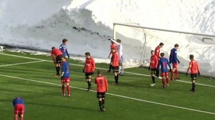 "Погода футболу не помеха". Норвежцы провели матч в окружении 9-метровых сугробов