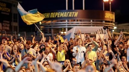 Україна в чвертьфіналі Євро! Фанати влаштували гучне свято в центрі Києва