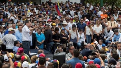 В Венесуэле полиция применила слезоточивый газ для разгона демонстрантов