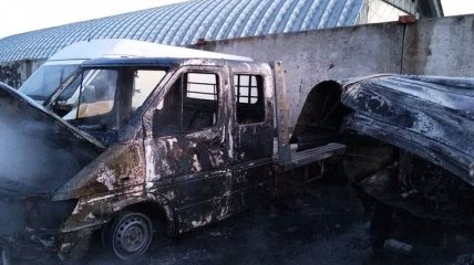 Ночной инцидент: В городе Днепр спасатели ликвидировали пожар двух автомобилей