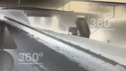 В России самосвал с поднятым кузовом попытался проехать под мостом: водитель не выжил (видео)