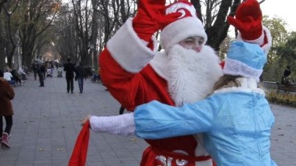 Полсотни Дедов Морозов и Снегурочек развлекли донецких чиновников
