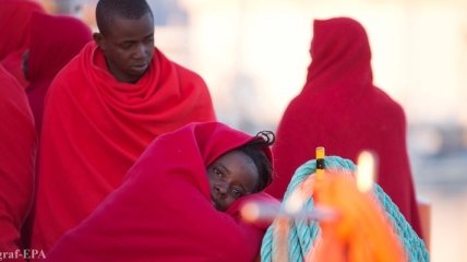 У берегов Ливии затонула лодка с мигрантами: На борту могло быть более 100 человек