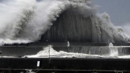 Тайфун "Факсай" повредил плавучую электростанцию