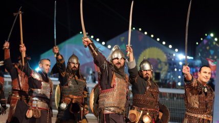 Реконструкторы в боевых костюмах кыпчакских тюрков