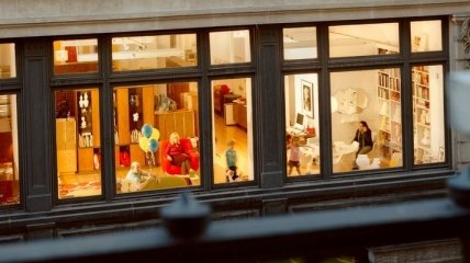 "Из моего окна": фотограф заглянул в окна жителей Парижа и Нью-Йорка (Фото) 