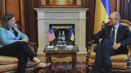 Яценюк обсудил с Нуланд выполнение Минских договоренностей