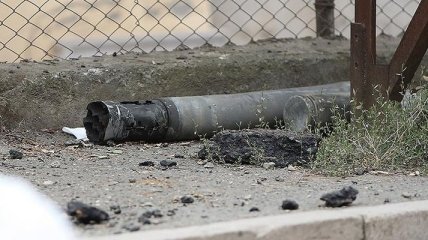 Журналисты Le Monde попали под обстрел в Нагорном Карабахе: их авто иссечено осколками (фото, видео)