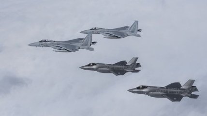 Истребители F-35 сразились в учебном воздушном бою с F-15 (Видео)