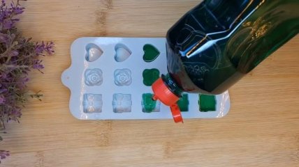 Заморозьте средство для мытья посуды в формочках