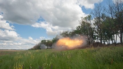 Запуск 152-мм снарядів по ворогові